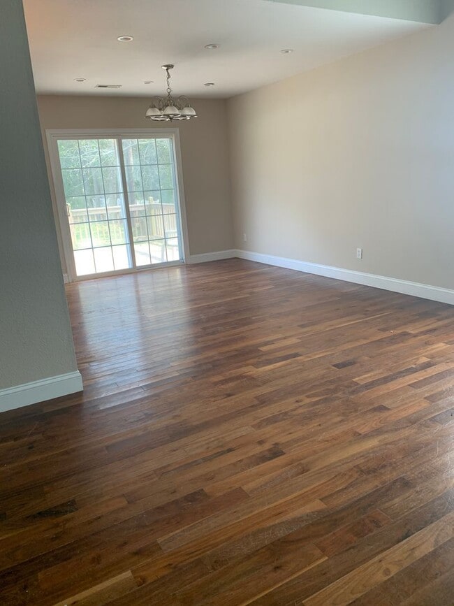 Building Photo - 3 Bedroom 2 Bath Home in Manteo Available ...