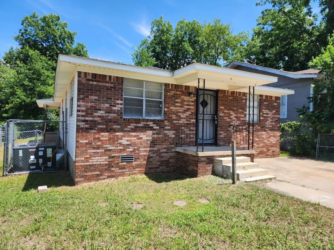 Primary Photo - 1501 Bishop Warren Dr