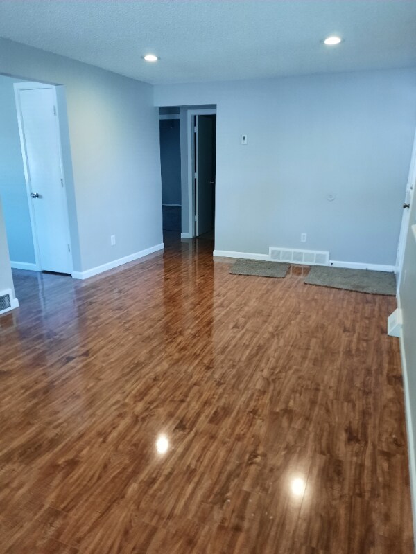 Foto del edificio - 8150-8152 Ames Way