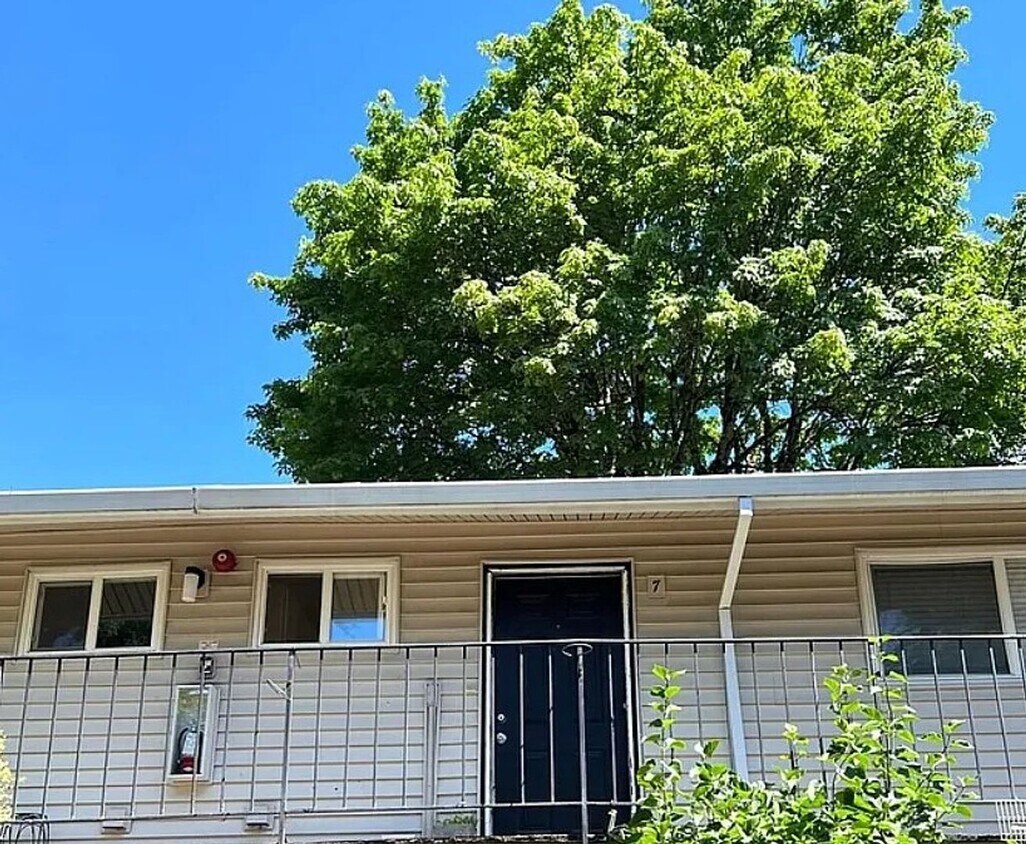 Foto principal - Bright, Updated 2BR Apartment in Prime SW ...