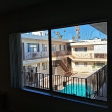 Building Photo - 4475 Rosewood Ave