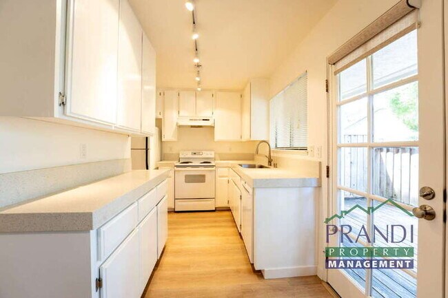 Building Photo - 62 Village Cir