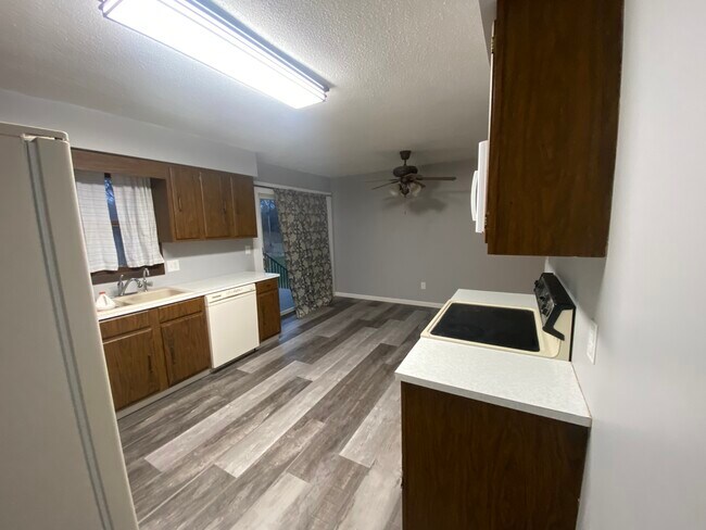 Kitchen - 408 Lynwood Dr