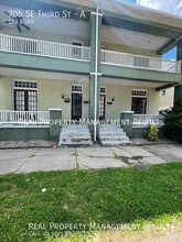 Building Photo - 705 SE 3rd St