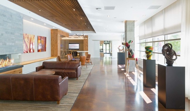 Galería de arte con curador de exposiciones temporales en el área del vestíbulo - 21 Fitzsimons