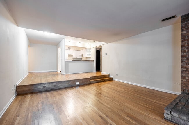 Building Photo - 1225 N La Salle Dr