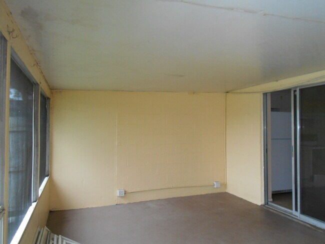 Building Photo - UCF Duplex