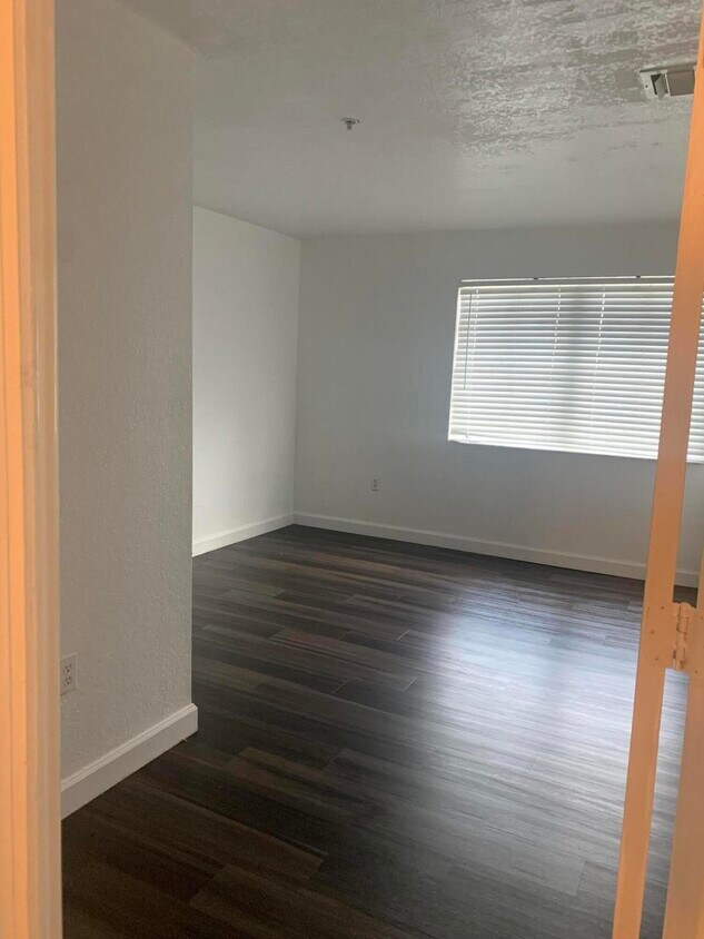 Building Photo - 2127 Shoma Dr