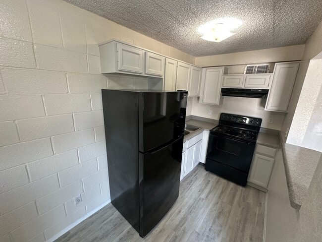 1 dormitorio y una cocina. - Tigua Village- All Utilities Included