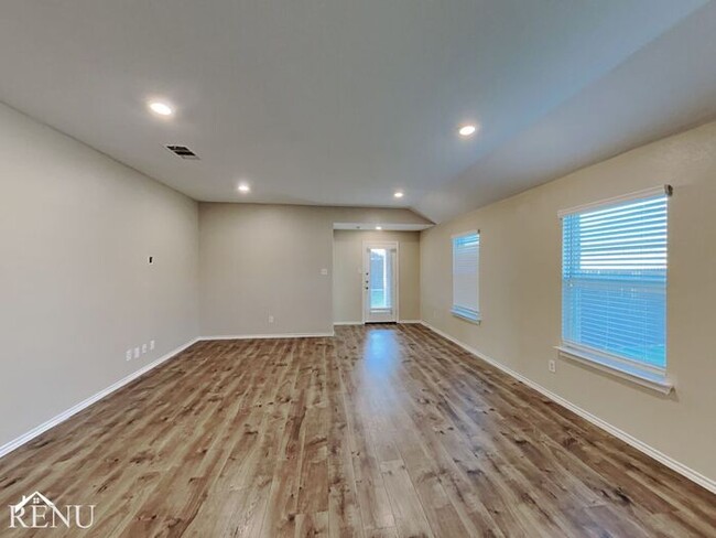 Building Photo - 2603 Hutchins Dr