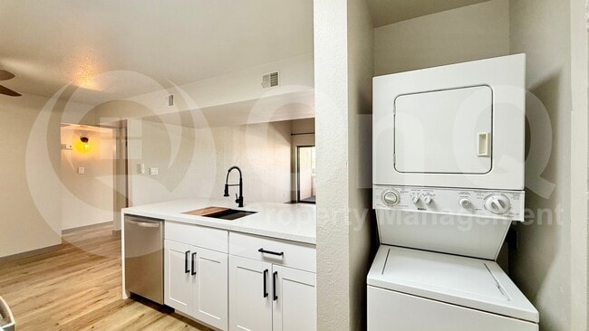 Foto del edificio - 2938 N 61st Pl