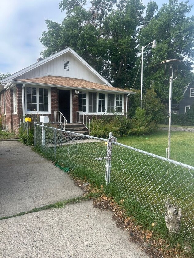 Building Photo - Charming 2-Bed, 2-Bath Home with Garage, Fenced Yard & Tons of Potential!