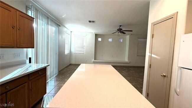 Foto del edificio - 9243 Sterling Hill Ave