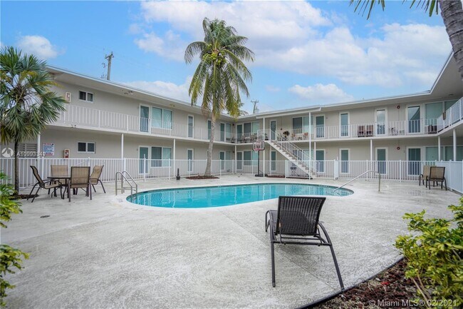 Building Photo - 1940 Biarritz Dr