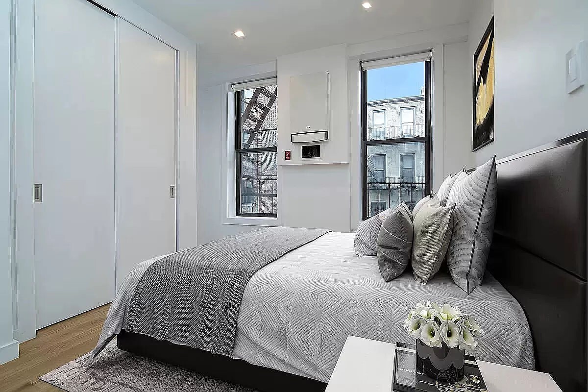Primary Photo - 137 Thompson Street