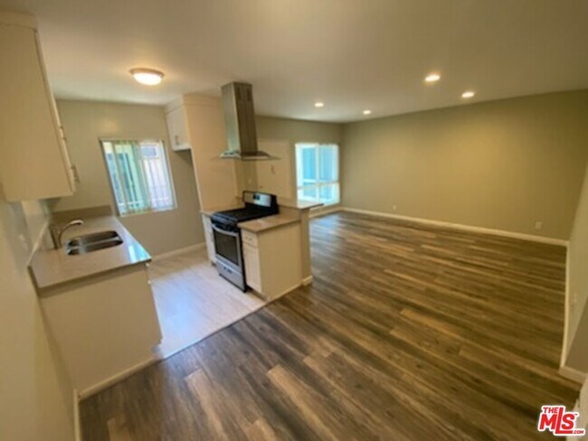 Foto del edificio - 7925 Vineland Ave