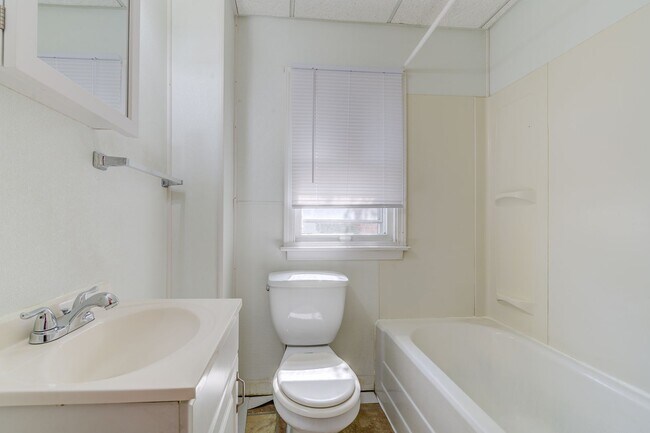 Foto del edificio - 1 Bedroom house in University City!