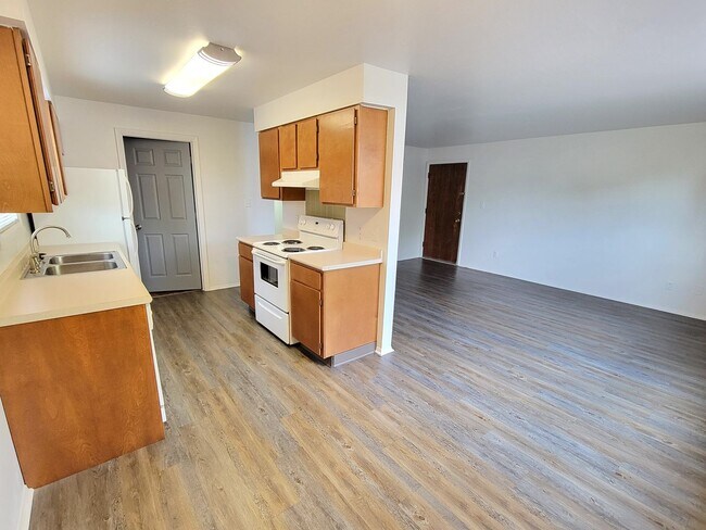 Foto del edificio - 2-bedroom, 1-bath apartment with laundry