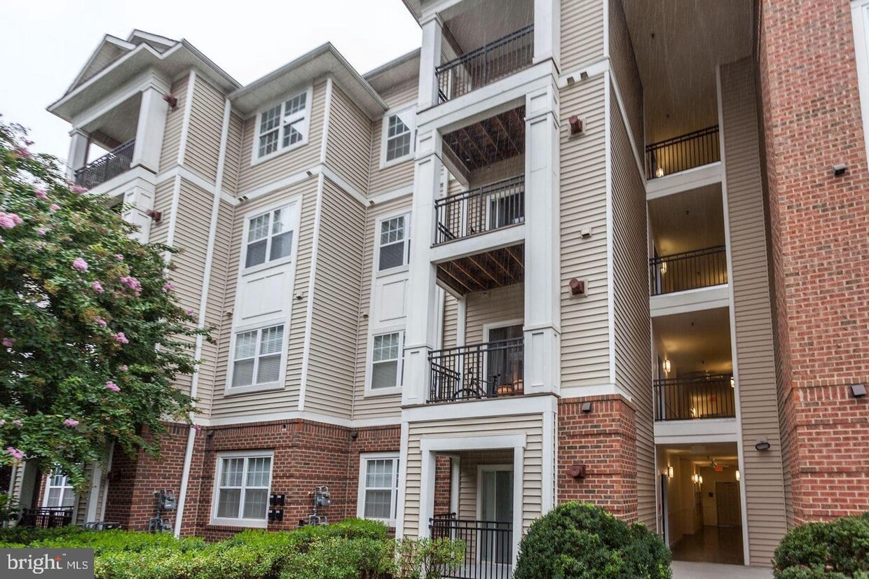 12937 Centre Park Cir Unit 403, Herndon, VA 20171 Room for Rent in Herndon, VA