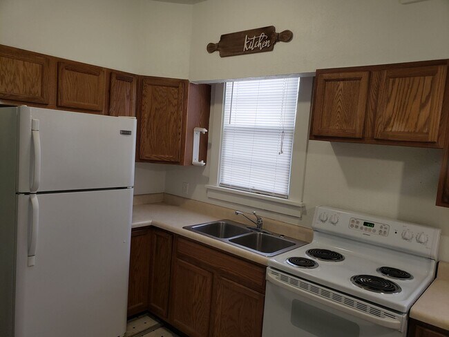 Foto del edificio - Huge House + 3 Kitchens + Off-Street Parki...