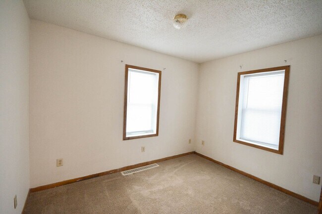 Building Photo - Cute house, great location, move in and ma...