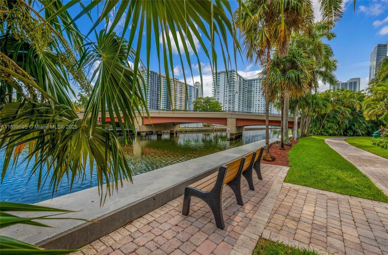 Foto principal - 17150 N Bay Rd