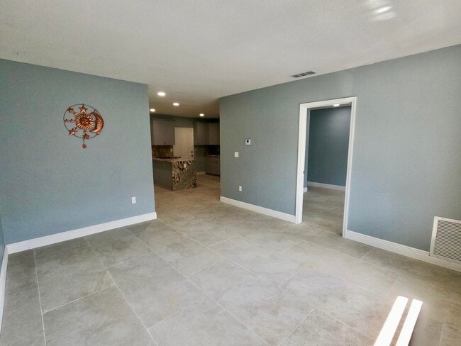 Foto del edificio - 382 E Royal Palm Rd