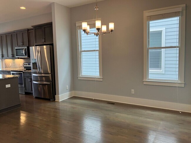 Building Photo - Row Home Two Story Living