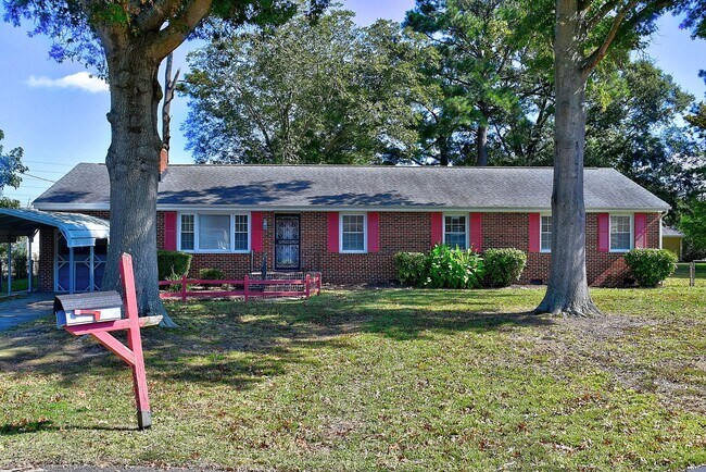 Building Photo - CUL-DE-SAC HOME WITH FENCED YARD