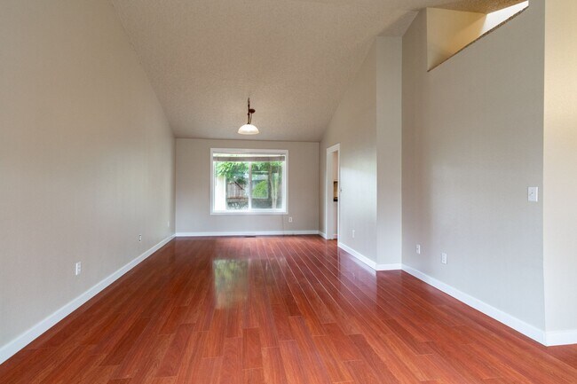 Foto del edificio - Beautiful 3 Bed 2 house with 2 Car Garage-...