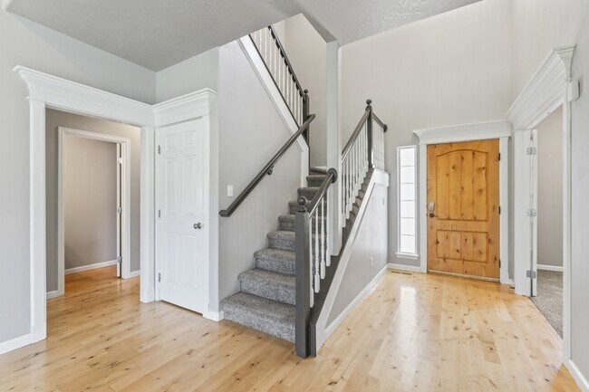 Building Photo - 552 E Whitney Ct