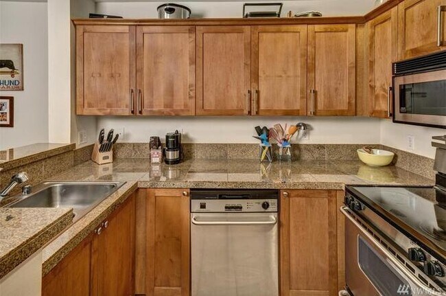 Kitchen with bar - 123 Queen Anne Ave N