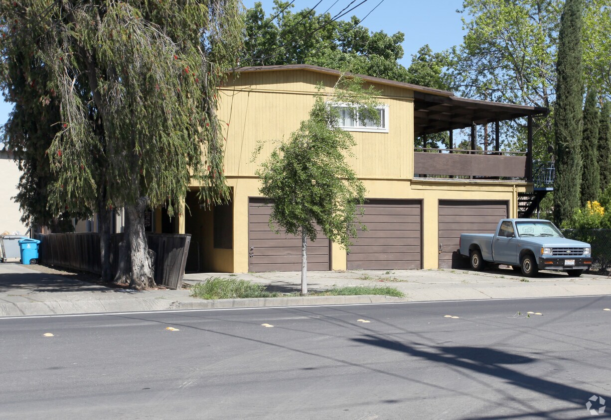 Building Photo - 203 Samson St