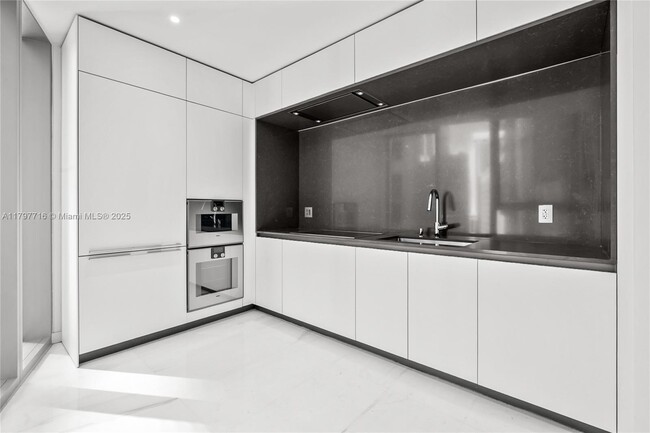 Building Photo - 300 Biscayne Blvd Way