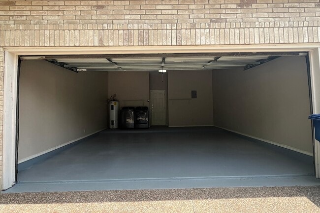 Building Photo - 1603 Sherwood Dr