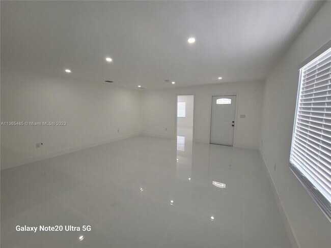 Building Photo - 600 NW 33rd Ave