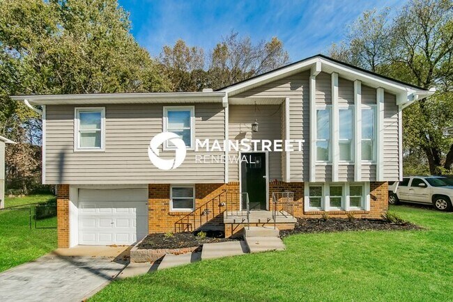 Building Photo - 4 Bedroom Pet-Friendly Home in KNOXVILLE, TN with Main Street Renewal