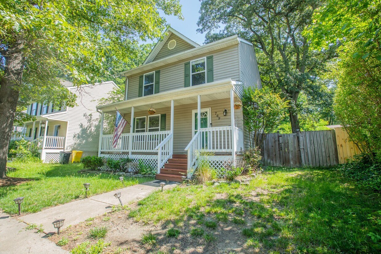 Foto principal - Amazing 3 BR/2.5 BA Single-Family Home in ...