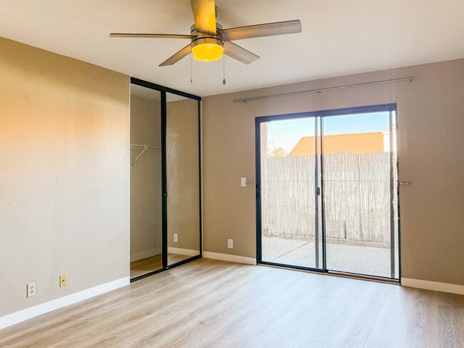 Dormitorio principal. Puerta corredera que da acceso a un patio privado al aire libre. - 3086 Corte Trabuco