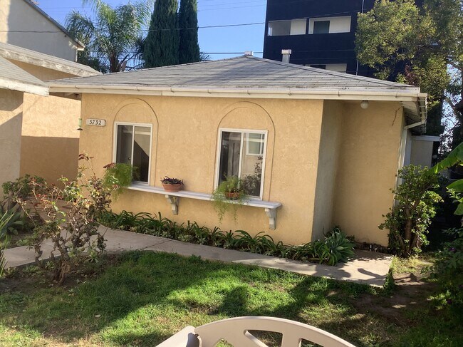 Foto del edificio - 5730 1/2 La Mirada Ave