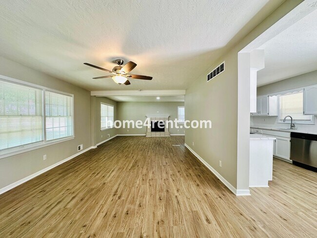 Foto del edificio - Like New, Ranch Style Home in Raytown - Wood Floors, Finished Basement, Fenced Yard!