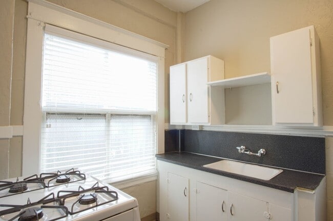 Foto del edificio - Fantastic Location! Views! Vintage 1-Bed w/Private Balcony