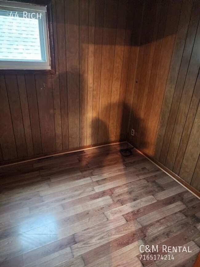 Building Photo - Quiet 2 Bedroom Apartment