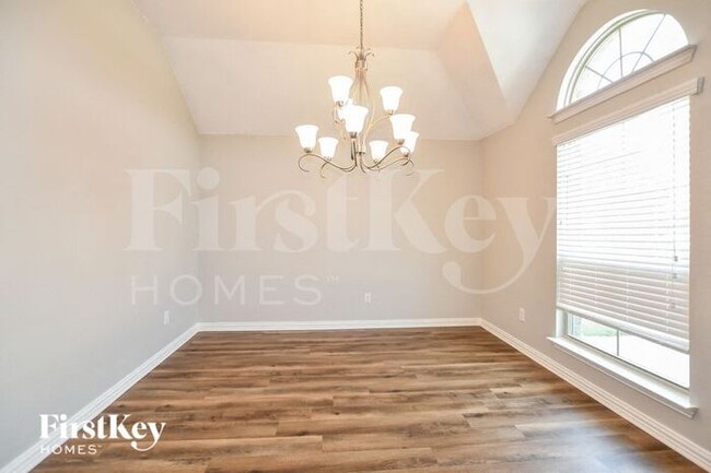 Building Photo - 7620 Town Lake Dr