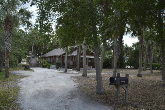 Building Photo - 214 Forrest Ave