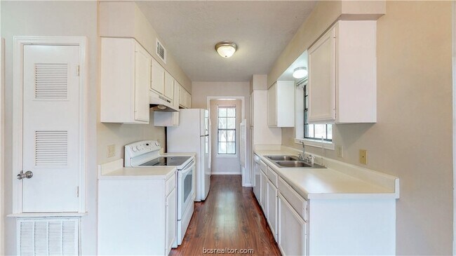 Foto del edificio - 1913 Woodsman Dr