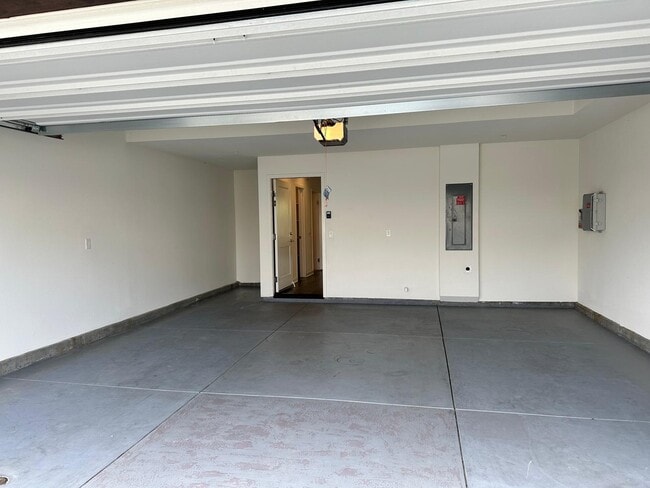 Building Photo - 140 Farmhouse Dr