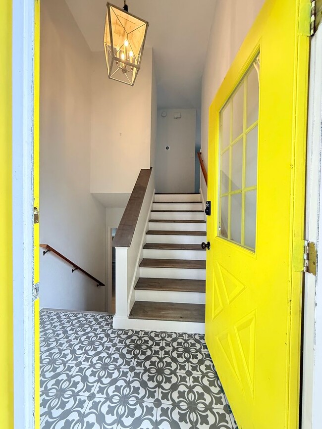 Foto del edificio - Waterfront living in Rocky Point.