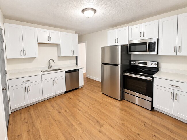 Building Photo - 458 E Lambourne Ave