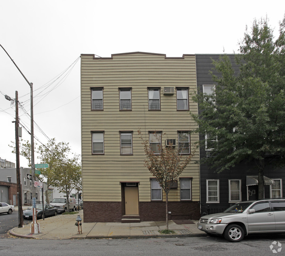 Building Photo - 688 Lorimer St